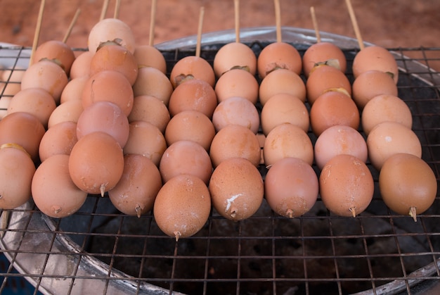 Ovos grelhados na comida da rua na tailândia