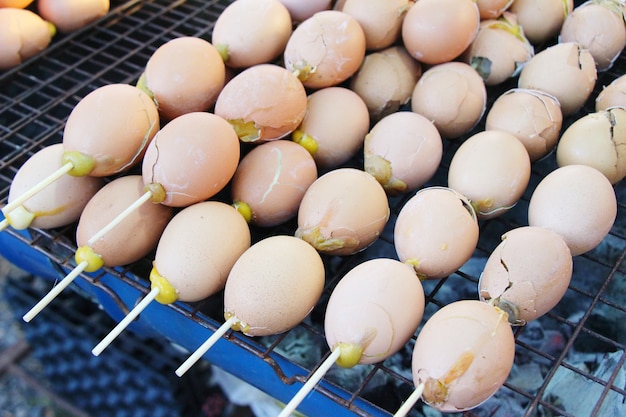 Ovos grelhados são deliciosos em comida de rua