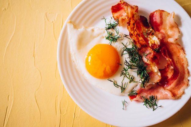 ovos mexidos com bacon e ervas no café da manhã