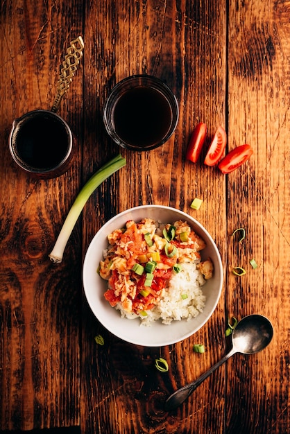 Ovos mexidos com tomate, alho-poró e arroz branco