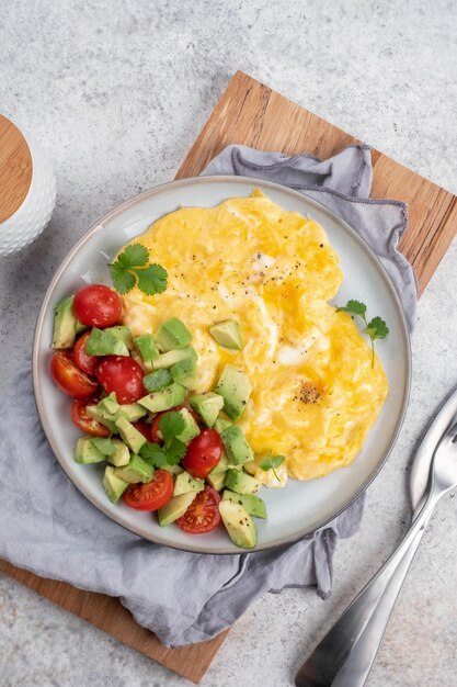 Ovos mexidos com tomate cereja e abacate