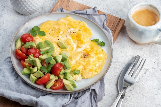 Ovos mexidos com tomate cereja e abacate