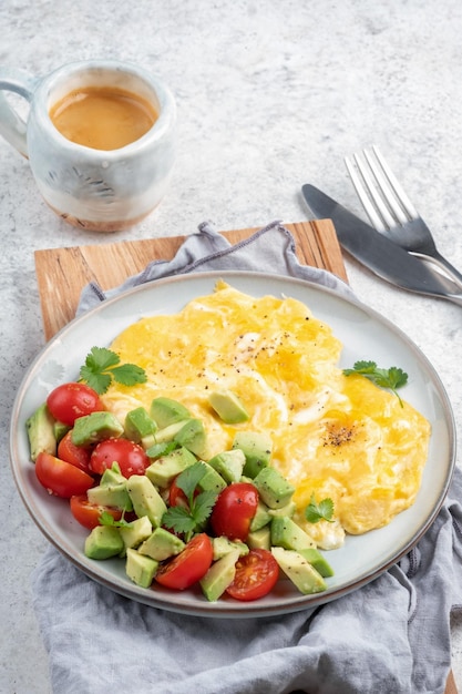 Ovos mexidos com tomate cereja e abacate