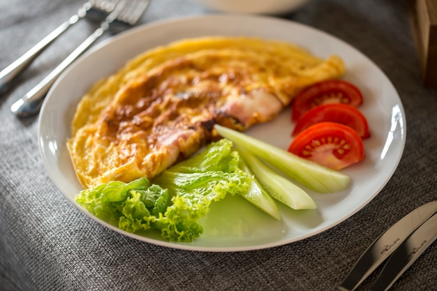 Ovos mexidos com tomate e pepino