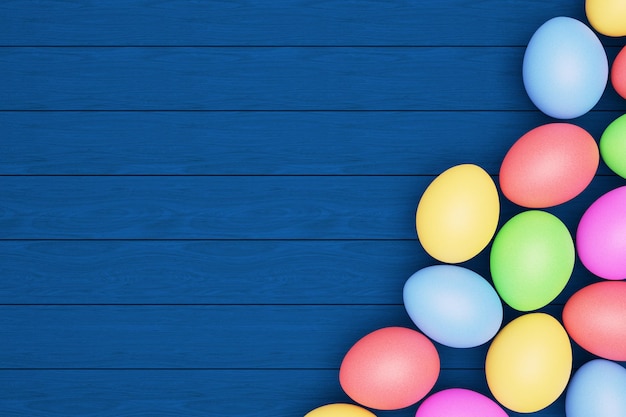 Ovos multicoloridos em uma mesa de madeira azul feliz espaço de cópia do conceito de Páscoa