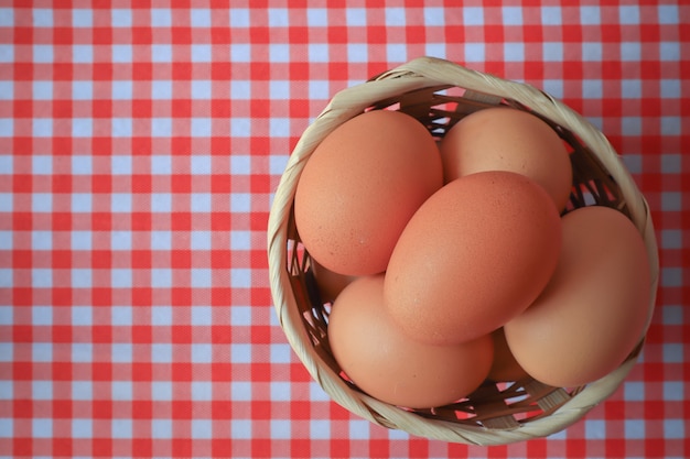 ovos na cesta de madeira na mesa da cozinha