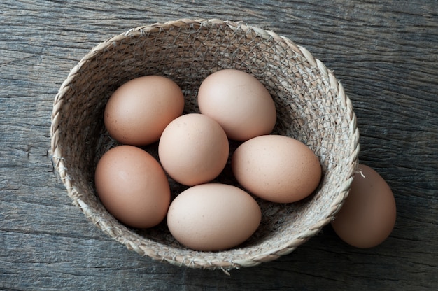 ovos na cesta de madeira