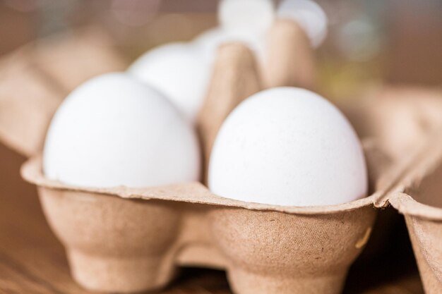 Ovos orgânicos brancos na mesa para fazer pão de chalá.