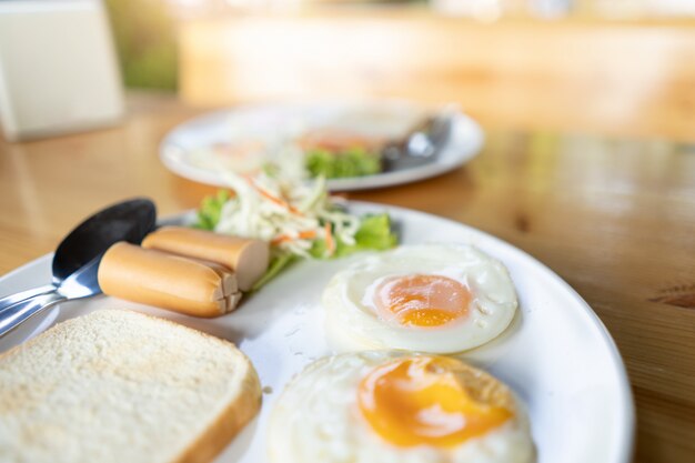 Ovos, pão e cachorro-quente no conceito de café da manhã