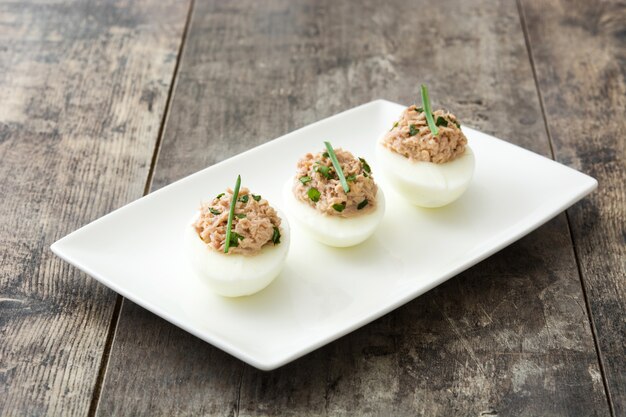 Ovos recheados com atum na mesa de madeira