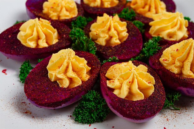 ovos recheados manchados com suco de beterraba pó de pitaya roxo vista de cima vista de cima em close-up sem pessoas