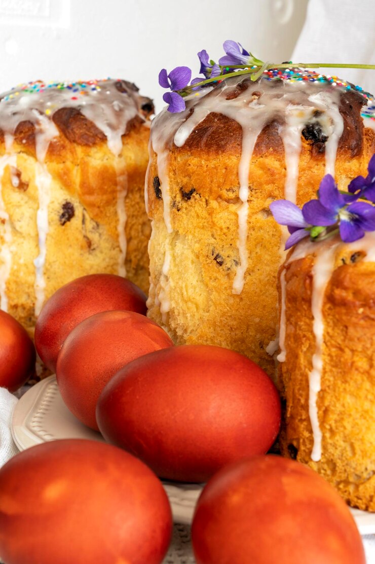 Foto ovos vermelhos de páscoa e pão kulich preparação para feriados cristãos foco seletivo