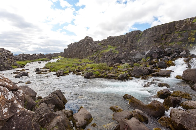 Oxararfoss Wasserfall Sommertagesansicht, Thingvellir, Island. Isländischer Wasserfall