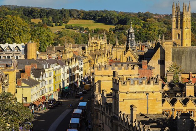 Foto oxford vereinigte königreich 20. september 2019 ansichten der belebten oxford high street mit doppeldecker-bussen auf der straße