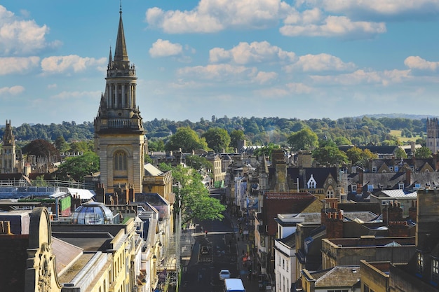 Oxford Vereinigtes Königreich 20. September 2019 Blick auf die geschäftige Oxford High Street mit Doppeldeckerbussen auf der Straße