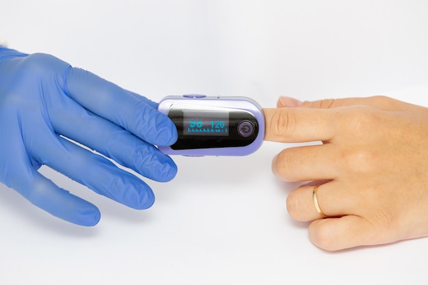 Oximeter zur Überwachung von Sättigung und Sauerstoff für COVID 19