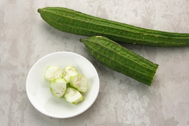 Oyong o luffa luffa acutangula en ángulo en pizarra blanca