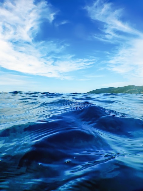 Ozean-blaues Wasser-Hintergrund-Wellen-Abschluss oben