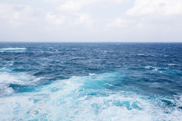Ozean und Welle
