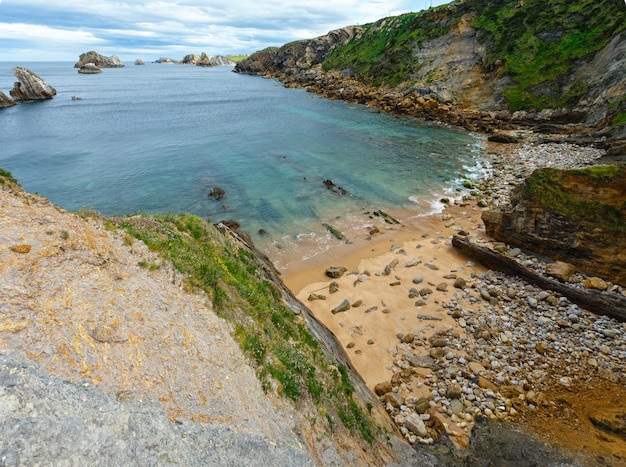 Ozeanküstensommerlandschaft (Spanien).