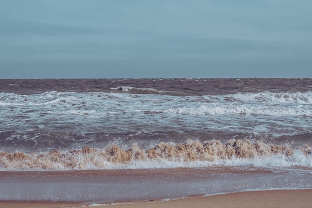 Ozeansturmwellen dramatisch krachendes Plätschern Himmel Horizontlinie Meerwasserrand Natur Vorderansicht Meerestapetendesign Schlechtes Wetter bewölkt bewölkt Dunkelgrüner türkisblauer Ton blass matt