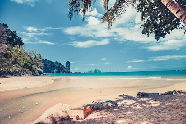 Ozeanufer nahe bei der tropischen Insel. Thailand.