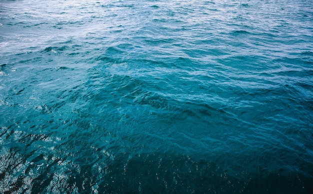 Ozeanwasseroberflächenbeschaffenheit. Dunkle Stimmung.