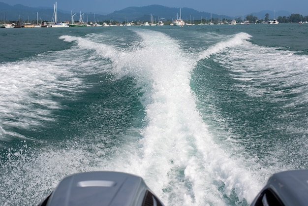 Ozeanwellen von einem Schnellboot