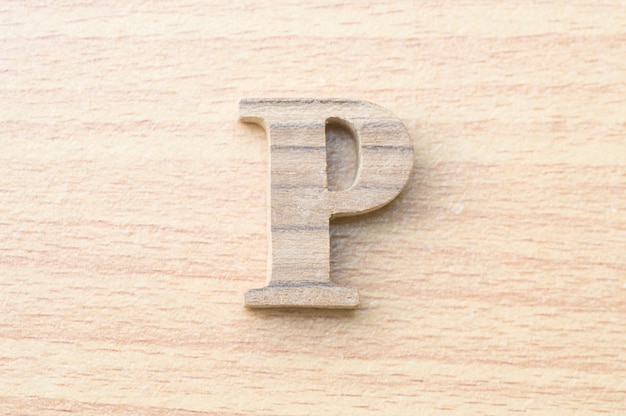 P-Alphabet Buchstaben aus echtem Holz.