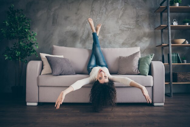 P girl divirtiéndose engañando a mentir sofá en moderno apartamento interior de estilo industrial loft