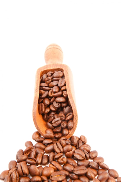 Pá de madeira cheia de grãos de café