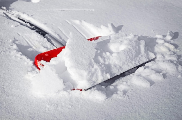 Pá vermelha para remoção de neve