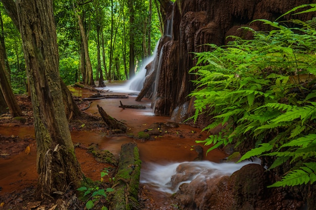 Pa-wai Wasserfall, schöner Wasserfall in Tak-Provinz, ThaiLand.