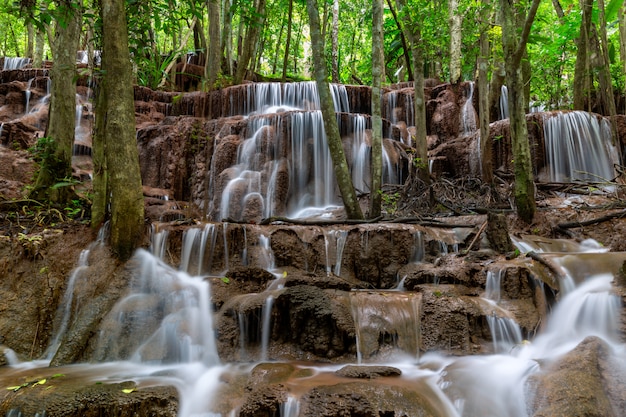 Pa Wai Waterfall, hermosa cascada en la selva tropical, provincia de Tak, Tailandia