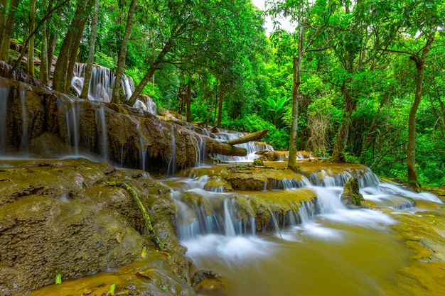 Pa Wai Waterfall, schöner Wasserfall im tropischen Regenwald, Tak Province, Thailand