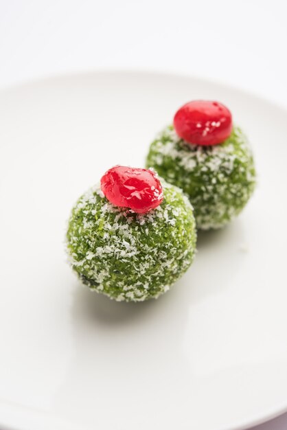 Paan Coconut Laddu o Ladoo - Hojas de betel mezcladas con Nariyal y azúcar para hacer bolas dulces con sabor a sartén