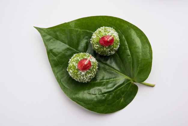 Paan Coconut Laddu oder Ladoo - Betelblätter gemischt mit Nariyal und Zucker zu süßen Bällchen mit Pfannengeschmack