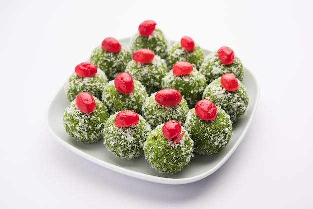 Paan Coconut Laddu ou Ladoo - Folhas de Betel misturadas com Nariyal e açúcar para fazer bolas doces com sabor de panela