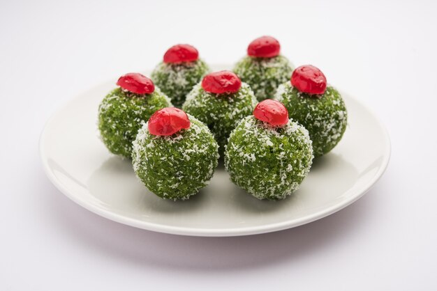 Paan Coconut Laddu ou Ladoo - Folhas de Betel misturadas com Nariyal e açúcar para fazer bolas doces com sabor de panela