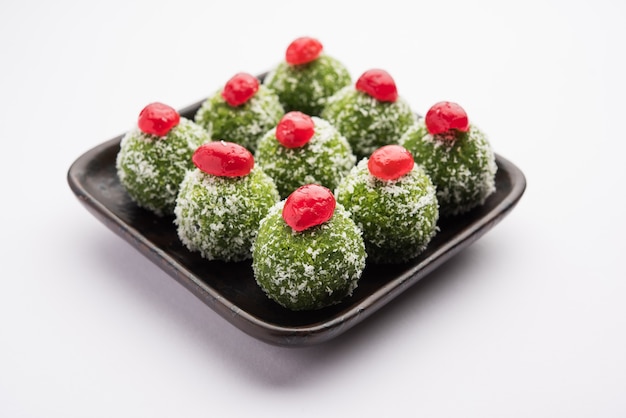 Paan Coconut Laddu ou Ladoo - Folhas de Betel misturadas com Nariyal e açúcar para fazer bolas doces com sabor de panela