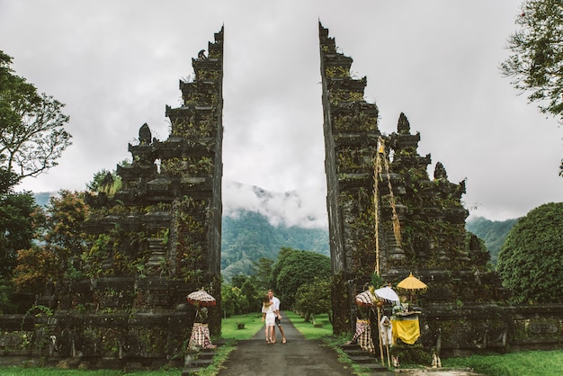 Paar am Handara-Tor, Bali