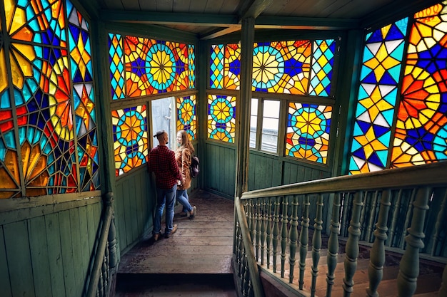 Paar an den bunten Fenstern in der Altstadt von Tiflis