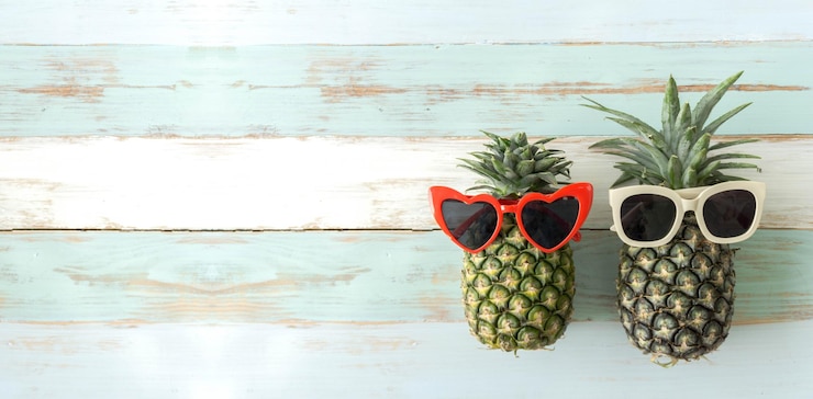 Foto paar ananas auf hölzernem hintergrund mit kopierraum