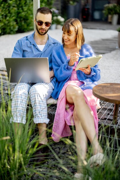 Paar arbeitet an Gadgets im Garten