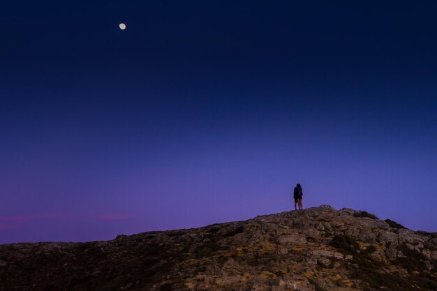 Paar auf dem Felsen gegen den Himmel