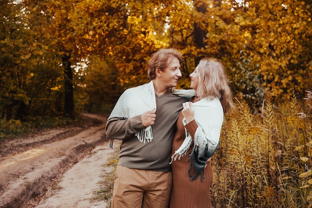 Paar auf dem Land im Herbst