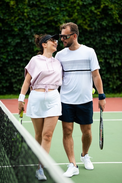 Paar auf dem Tennisplatz