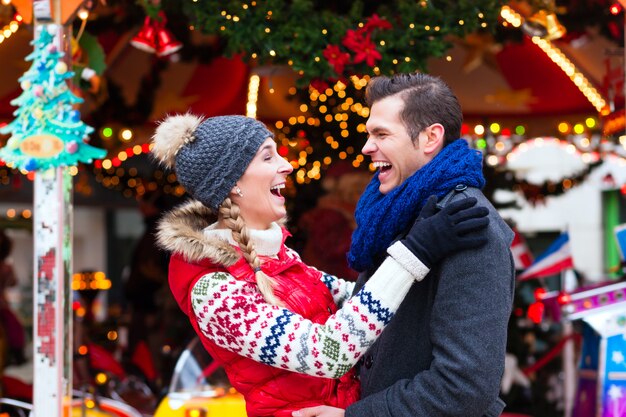 Paar auf dem traditionellen Weihnachtsmarkt