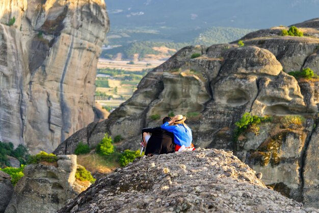 Paar auf der Spitze des Berges bei Sonnenuntergang Griechenland Meteora