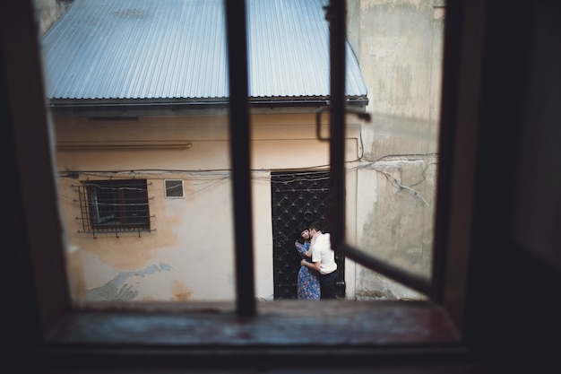 Paar auf der Straße küssen